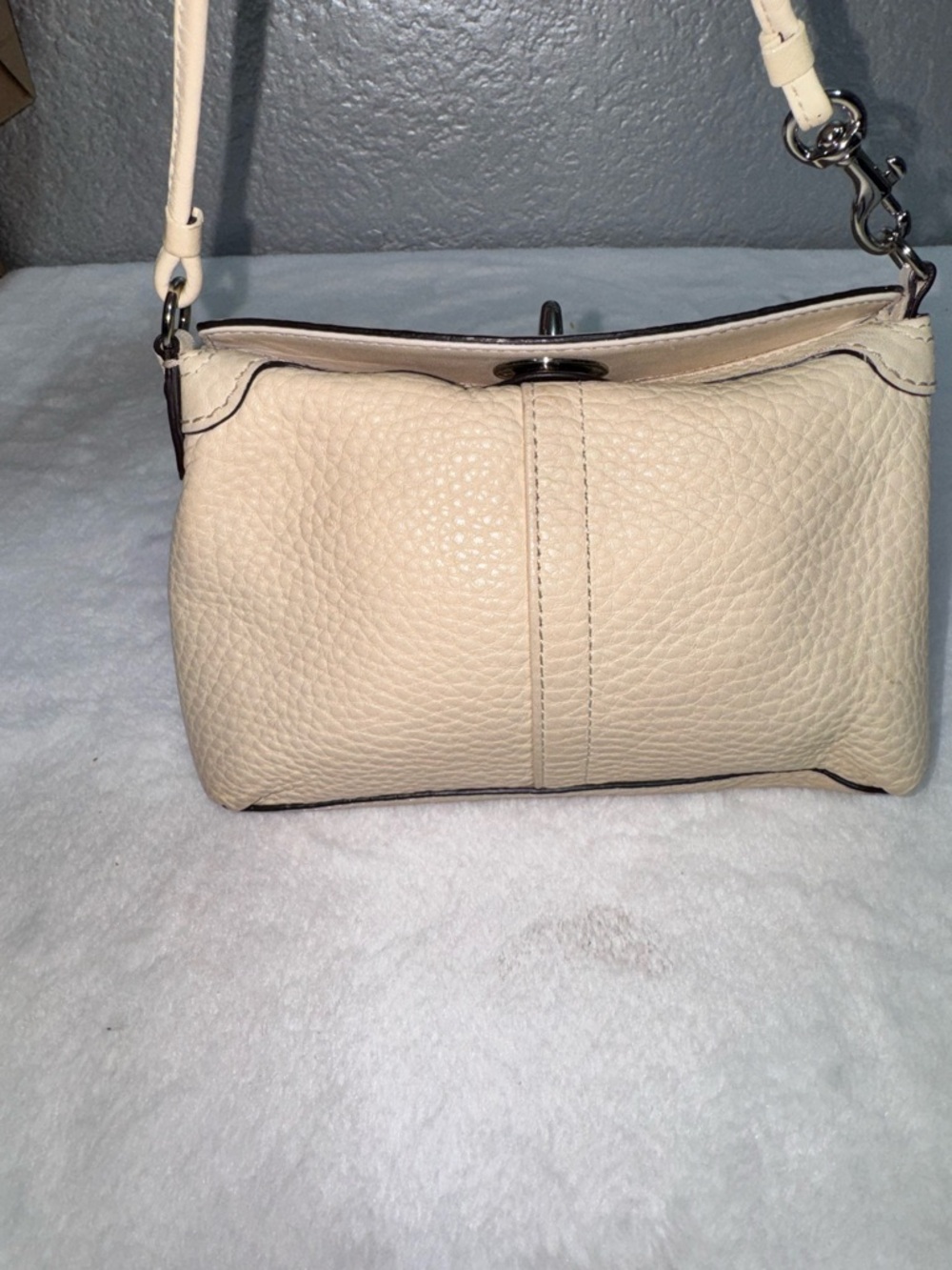 Women's Cream Leather Shoulder Bag - Designer Style - Picture 6 of 17